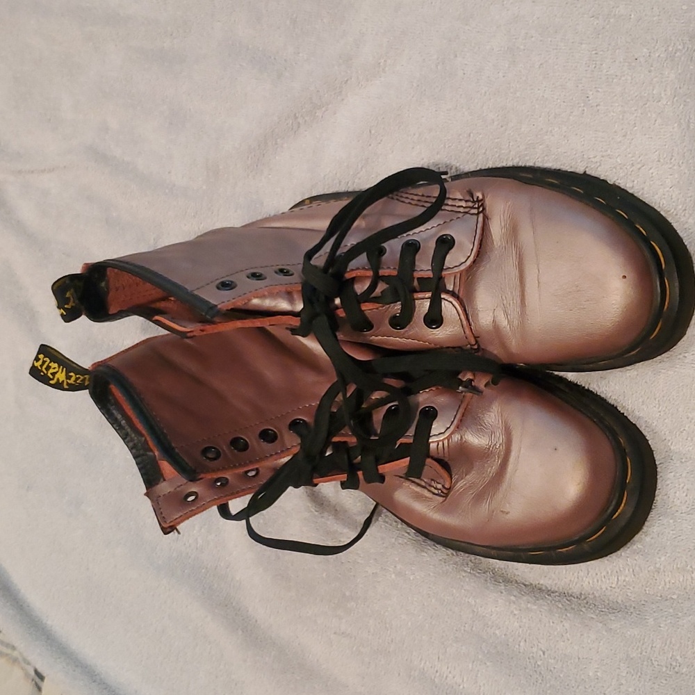 Doc Martens leather boot pearl pink